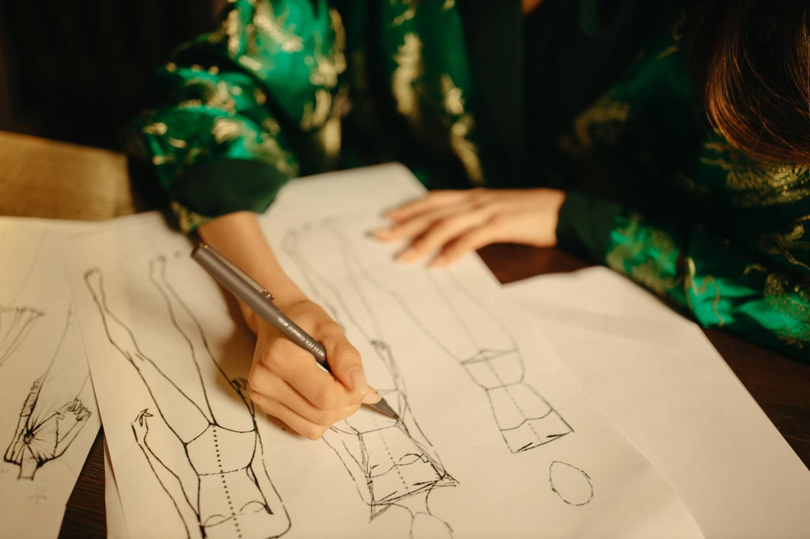 Créatrice en train de dessiner un patron à la main