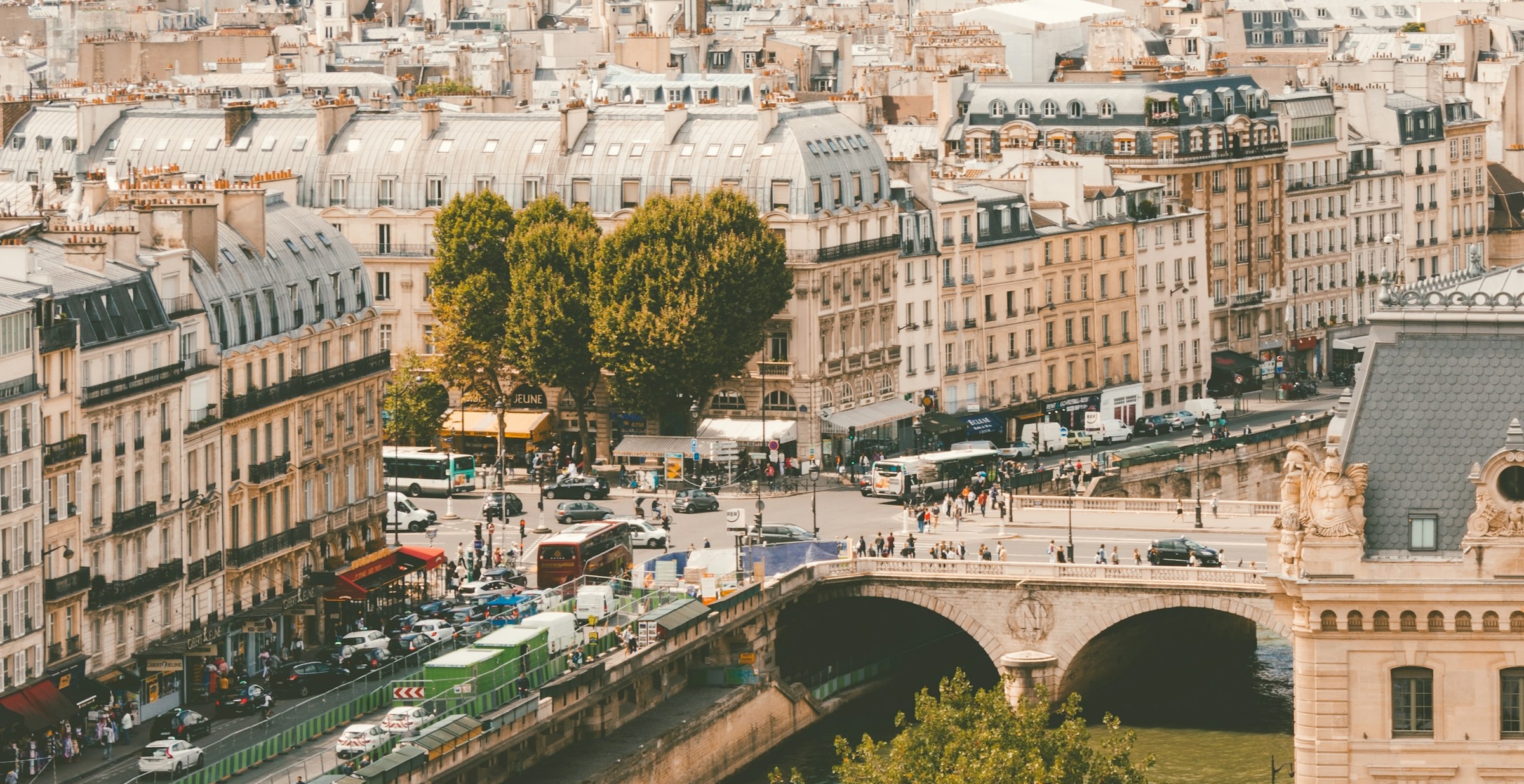 Toits de Paris, le pont au Change et les quais de Seine